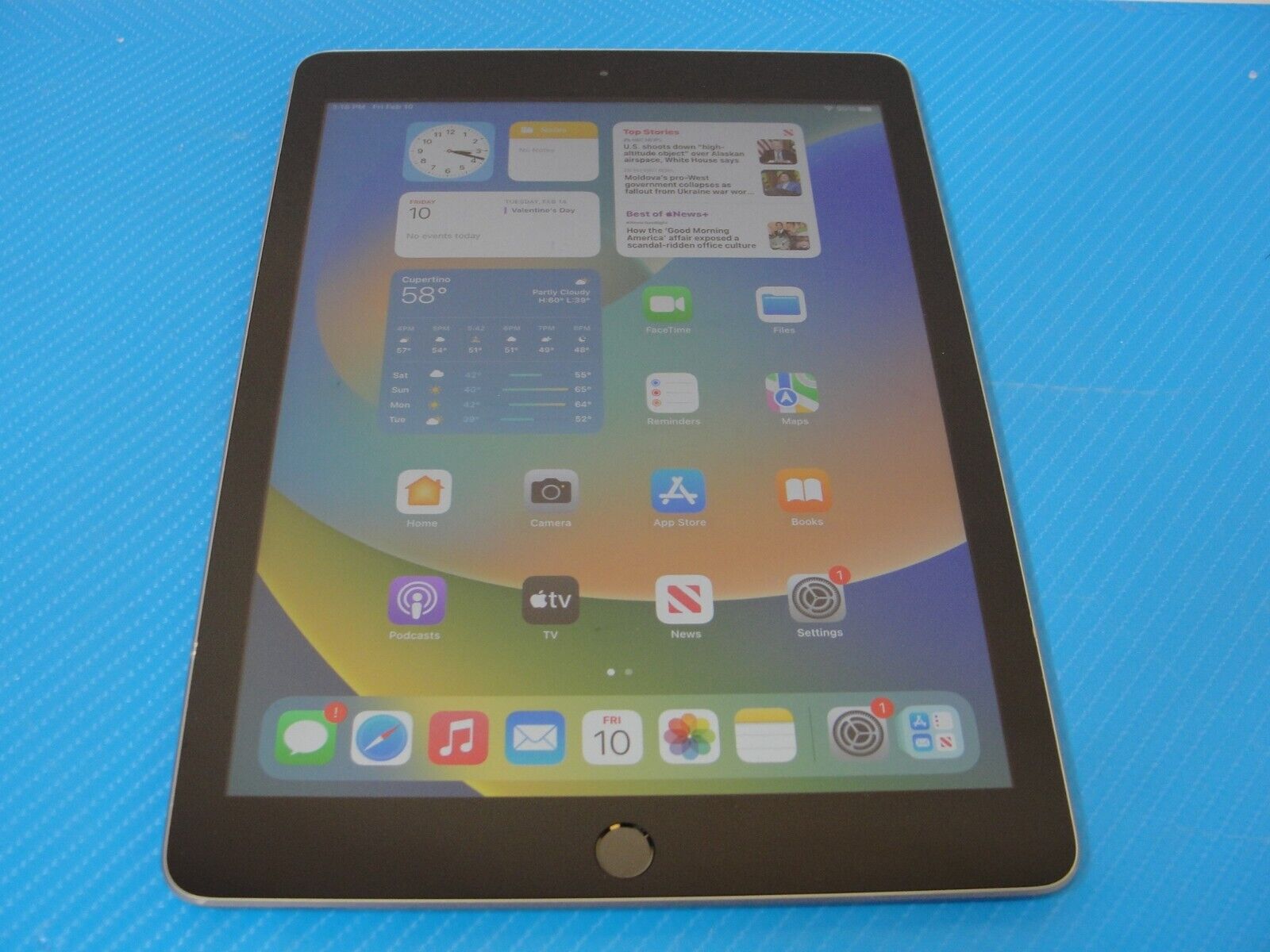 Excellent Condition iPad 6th Gen 32GB 9.7in Space mr7f2ll/a