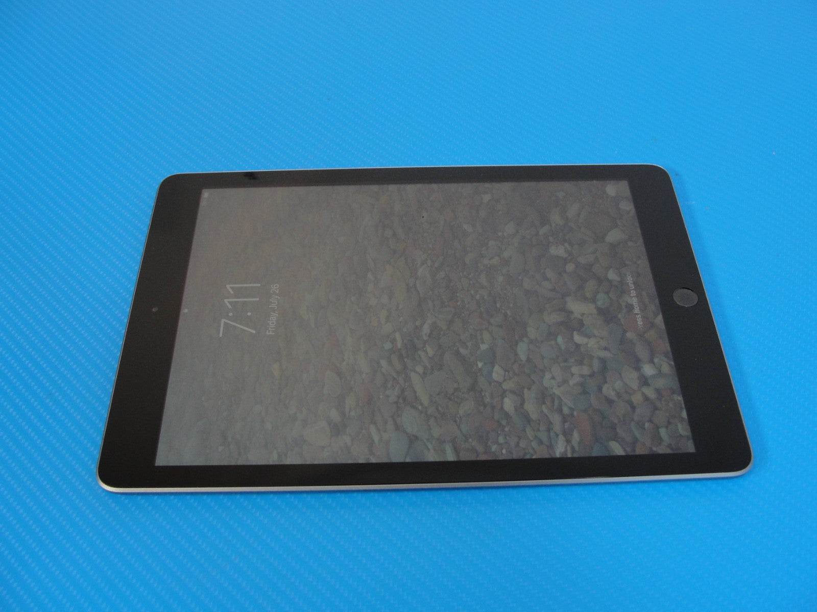 Apple iPad (6th Generation) A1893 32 GB, Wi-Fi, 9.7 in /READ - Tested Computer Laptop Parts