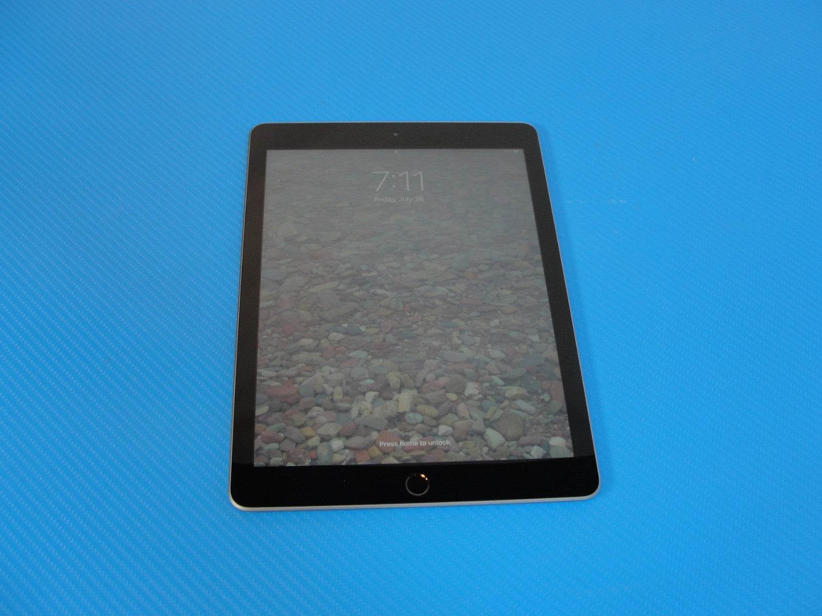 Apple iPad (6th Generation) A1893 32 GB, Wi-Fi, 9.7 in /READ - Tested Computer Laptop Parts