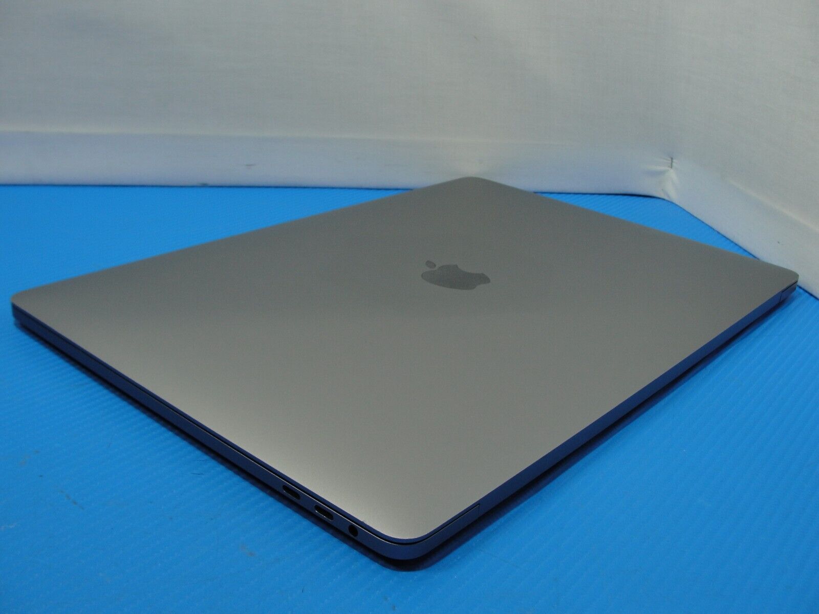 186 cycle Apple MacBook Pro A1990 15