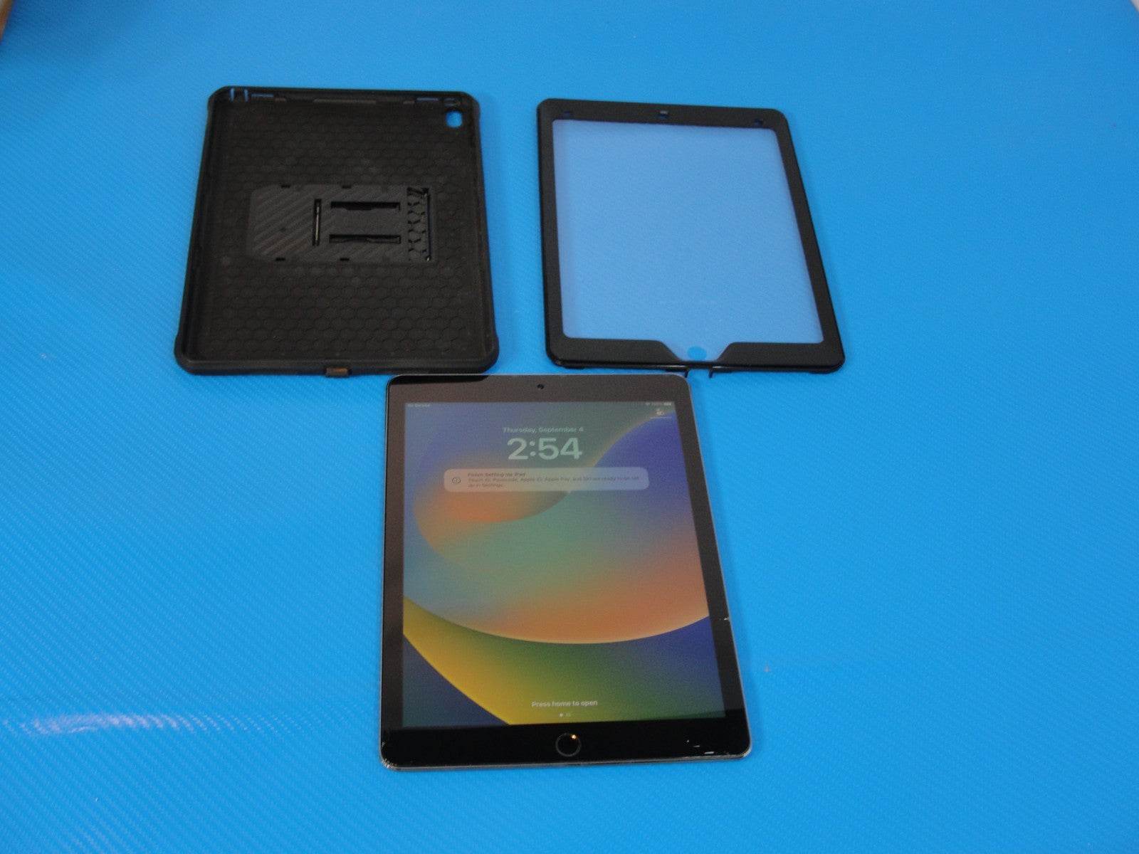 Apple iPad Pro 1st Gen 9.7in 128GB Wi Fi + 4G Space Gray Verizon +Bundle /READ - Tested Computer Laptop Parts