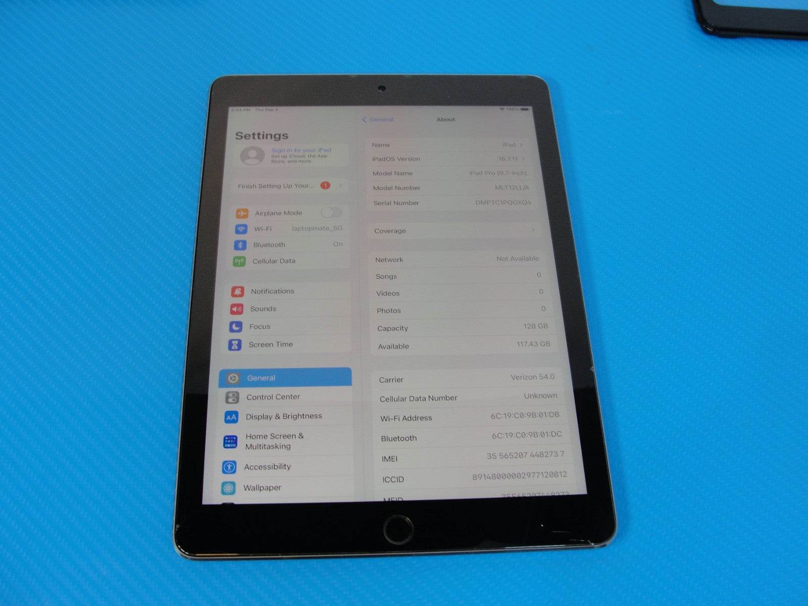 Apple iPad Pro 1st Gen 9.7in 128GB Wi Fi + 4G Space Gray Verizon +Bundle /READ - Tested Computer Laptop Parts