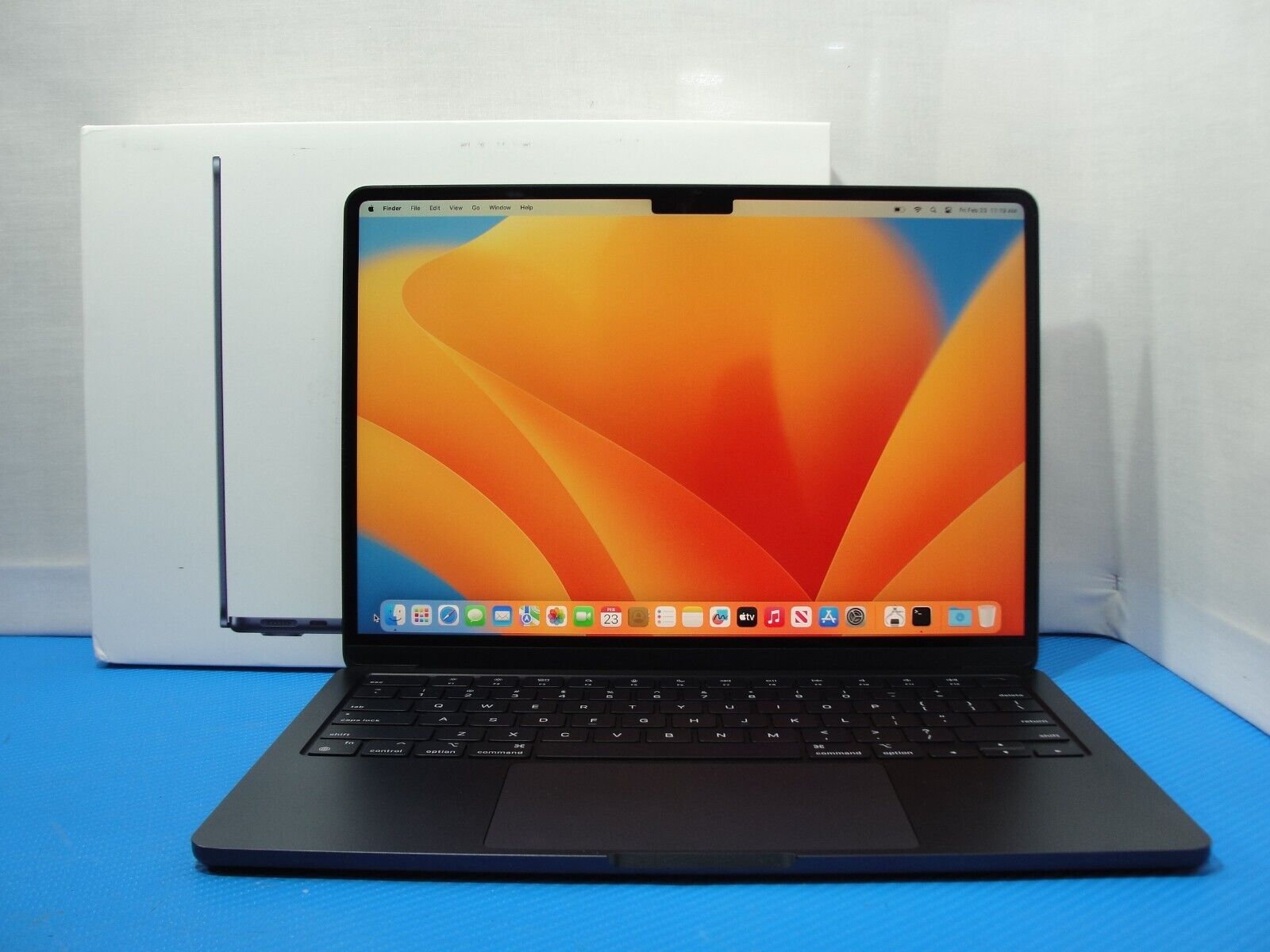 2022 Apple MacBook Air 13 laptop A2681 M2 8GB RAM 256GB SSD 8-Core GPU 17 cycle!