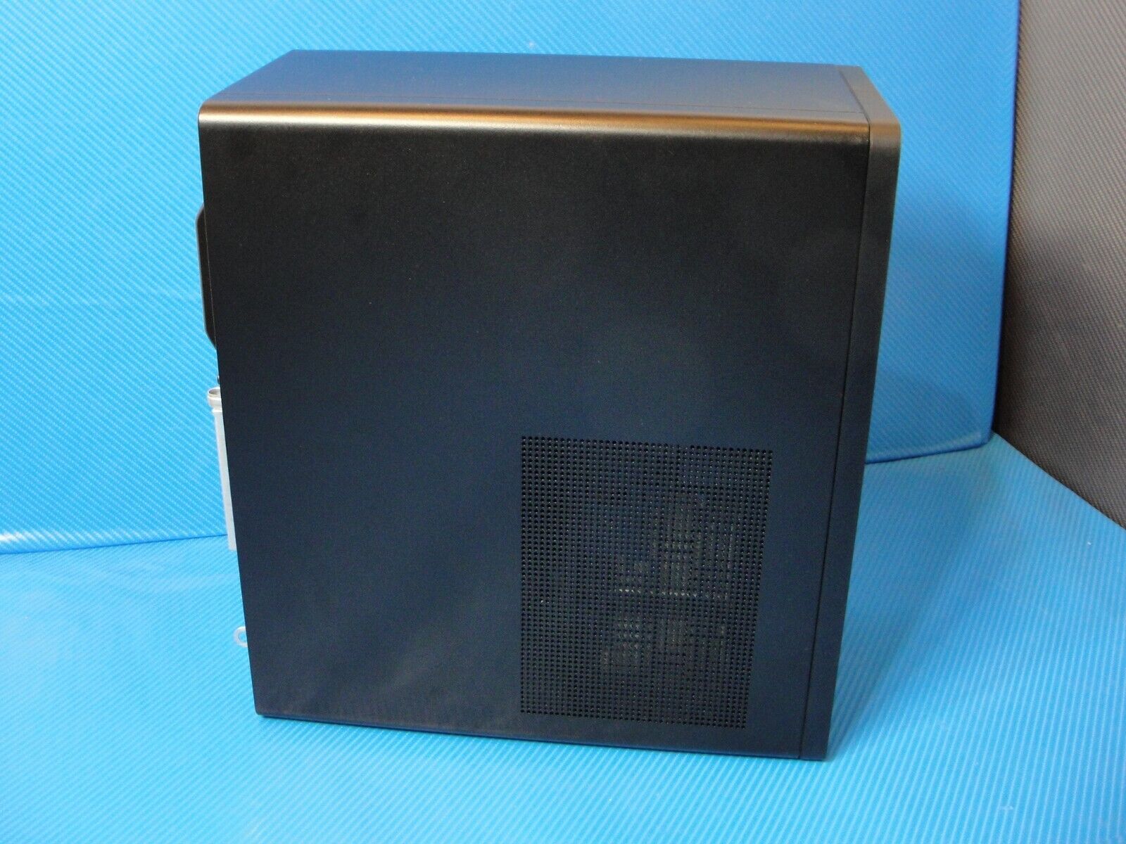 HP Desktop PC (M01-F0033w) RYZEN 3, 8GB, 1 TB w/ 24
