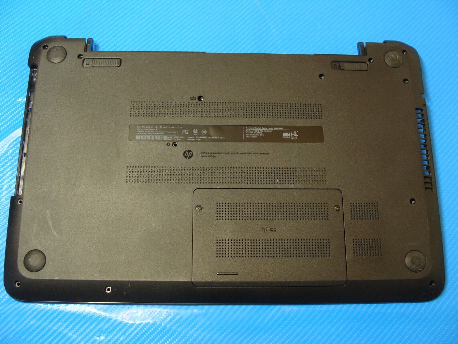 HP 15.6” 15-f305dx Genuine Bottom Case w/Cover Door Speakers EAU9600201A