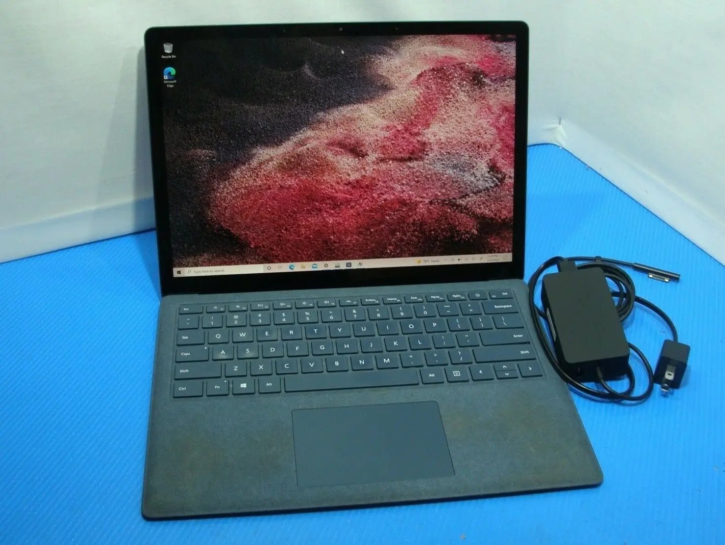 Microsoft Surface Laptop 2 13.5" Touchscreen i5-8250u 8gb ram 256gb ssd blue